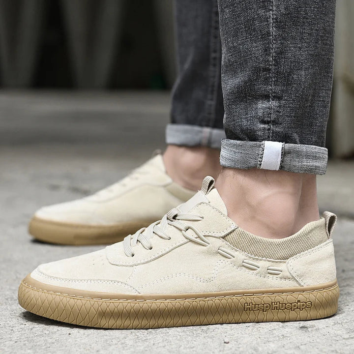 Beige Herren-Sneaker aus Wildleder, rutschfest, ideal für Freizeit und Outdoor-Aktivitäten.