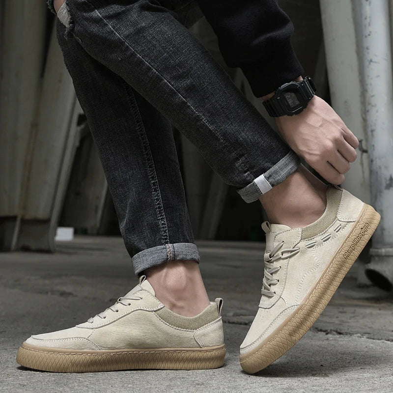 Beige Herren-Sneaker aus Wildleder, rutschfest, modisch, ideal für Freizeit und Outdoor.