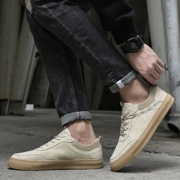 Beige Herren-Sneaker aus Wildleder, rutschfest, modisch, ideal für Freizeit und Outdoor.