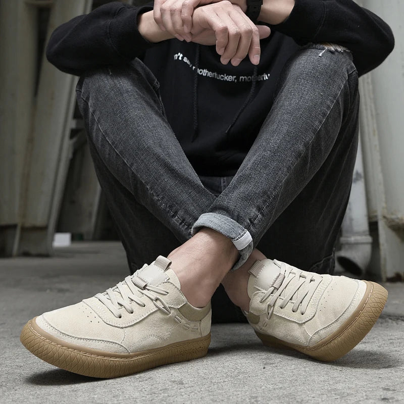 Beige Herren-Sneaker aus Wildleder, rutschfest, ideal für Freizeit und Outdoor-Aktivitäten.
