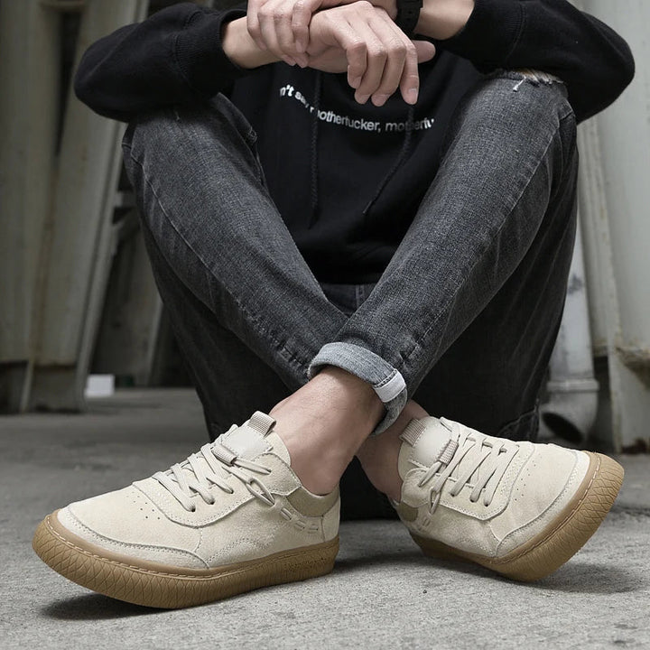 Beige Herren-Sneaker aus Wildleder, rutschfest, ideal für Freizeit und Outdoor-Aktivitäten.