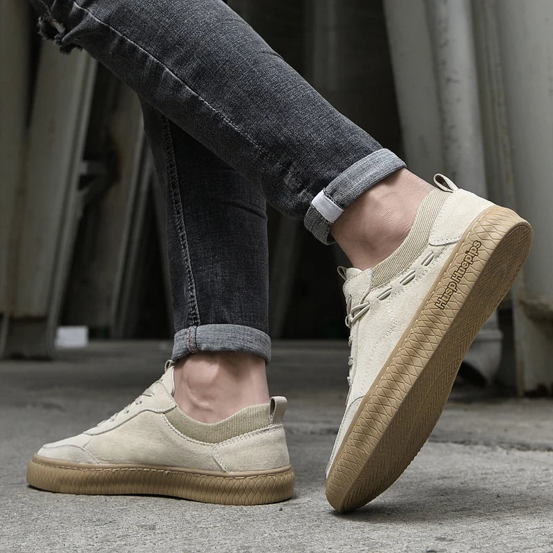Beige Herren-Sneaker aus Wildleder, rutschfest, ideal für Freizeit und Outdoor-Aktivitäten.