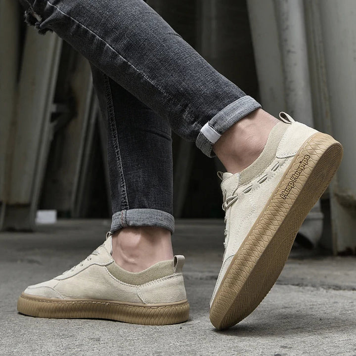 Beige Herren-Sneaker aus Wildleder, rutschfest, ideal für Freizeit und Outdoor-Aktivitäten.