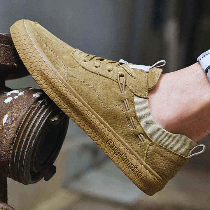 Beiger Herrensneaker aus Wildleder, rutschfeste Sohle, lässiger Stil, modische Freizeitschuhe.