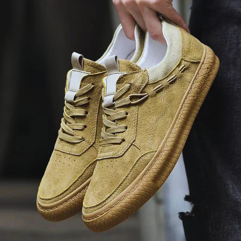 Beige Herren-Sneaker aus Wildleder, lässig, rutschfeste Sohle, modisch, bequem.