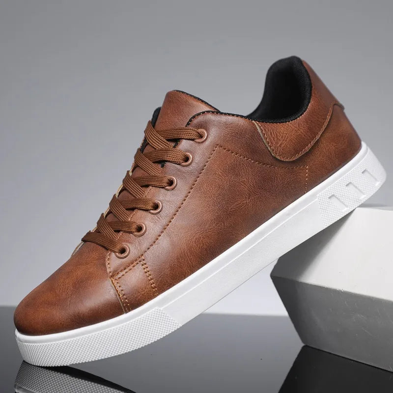 Hochwertige braune und schwarze Herrenschuhe aus Leder, klassisches Design, mit gepolsterter Innensohle für Komfort.