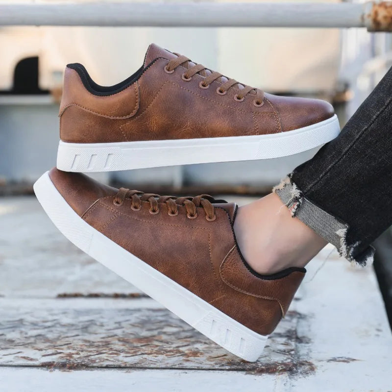 Hochwertige braune und schwarze Herrenschuhe aus Leder, klassisches Design, mit gepolsterter Innensohle für Komfort.