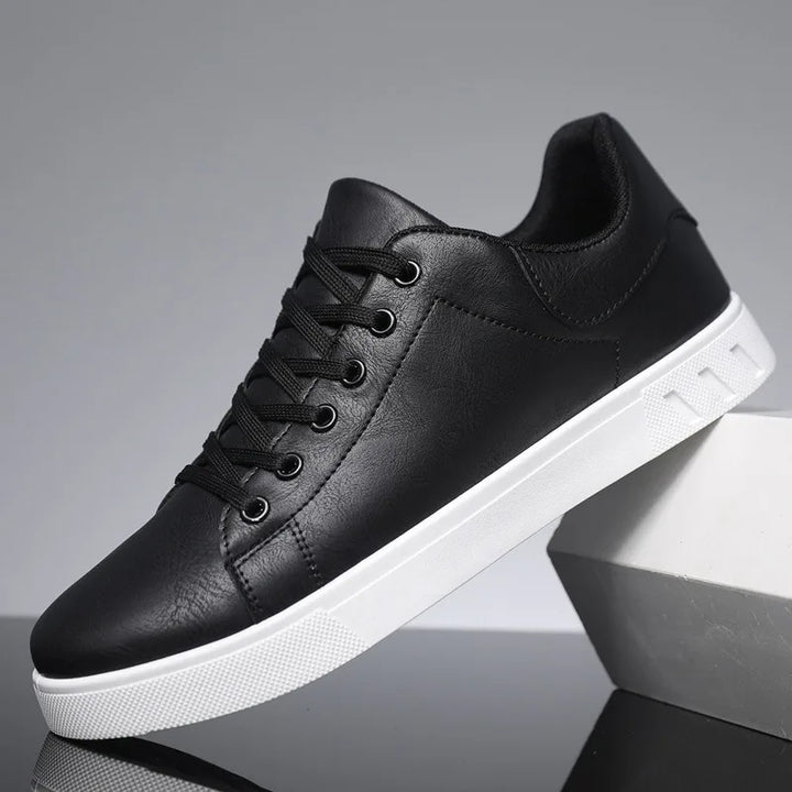 Hochwertige braune und schwarze Herrenschuhe aus Leder, klassisches Design, mit gepolsterter Innensohle für Komfort.