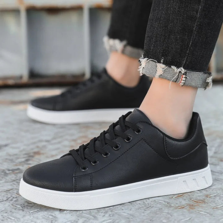 Hochwertige braune und schwarze Herrenschuhe aus Leder, klassisches Design, mit gepolsterter Innensohle für Komfort.