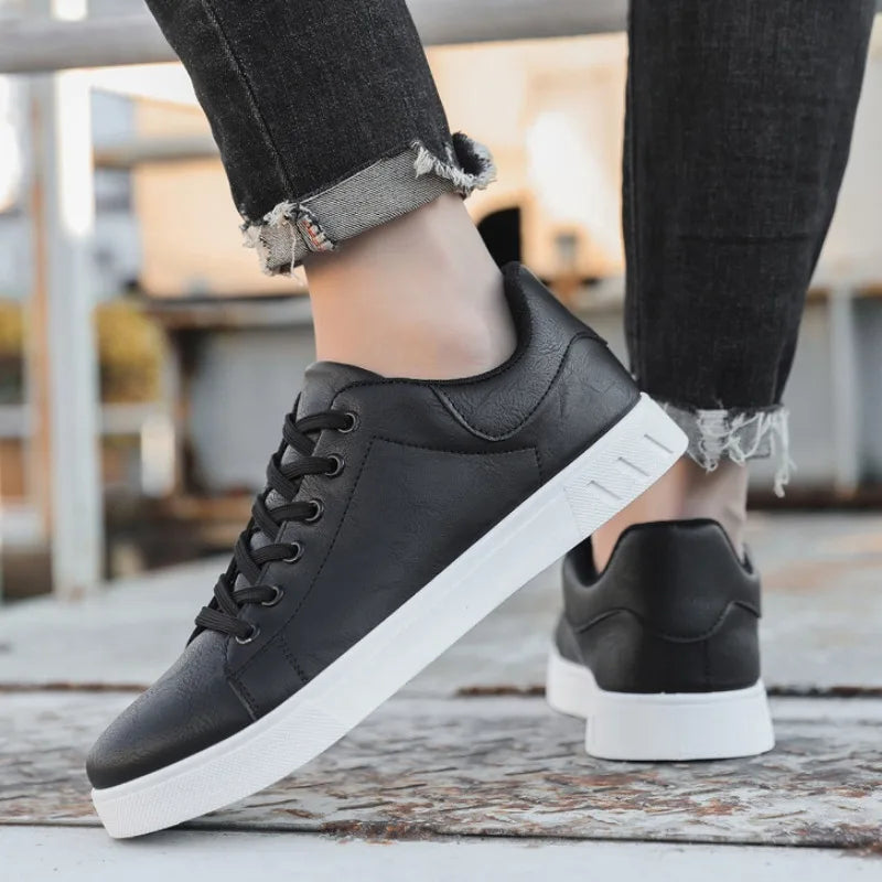 Hochwertige braune und schwarze Herrenschuhe aus Leder, klassisches Design, mit gepolsterter Innensohle für Komfort.