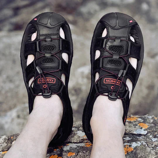"Hochwertige dunkelbraune Herrensandalen mit orthopädischem Fußbett und verstellbaren Riemen für optimalen Komfort."