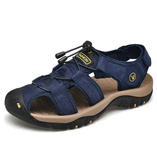 "Hochwertige dunkelbraune Herrensandalen mit orthopädischem Fußbett und verstellbaren Riemen für optimalen Komfort."