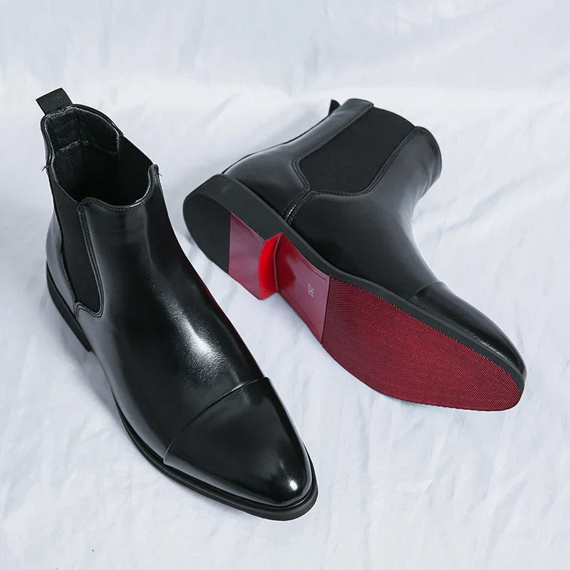 "Hochwertige Leder Chelsea Stiefel für Herren mit seitlichen Gummieinsätzen und profilierter Sohle, elegant und komfortabel."