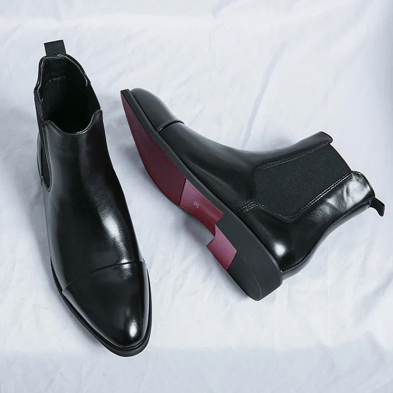 "Hochwertige Leder Chelsea Stiefel für Herren mit seitlichen Gummieinsätzen und profilierter Sohle, elegant und komfortabel."