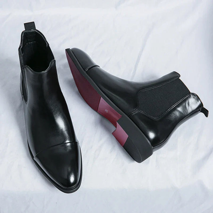 "Hochwertige Leder Chelsea Stiefel für Herren mit seitlichen Gummieinsätzen und profilierter Sohle, elegant und komfortabel."