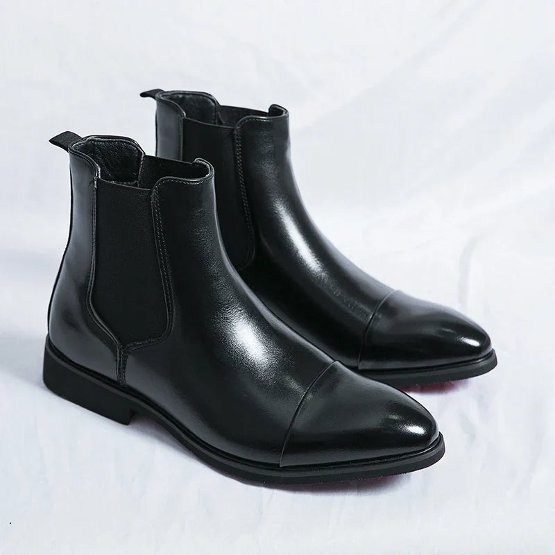 "Hochwertige Leder Chelsea Stiefel für Herren mit seitlichen Gummieinsätzen und profilierter Sohle, elegant und komfortabel."