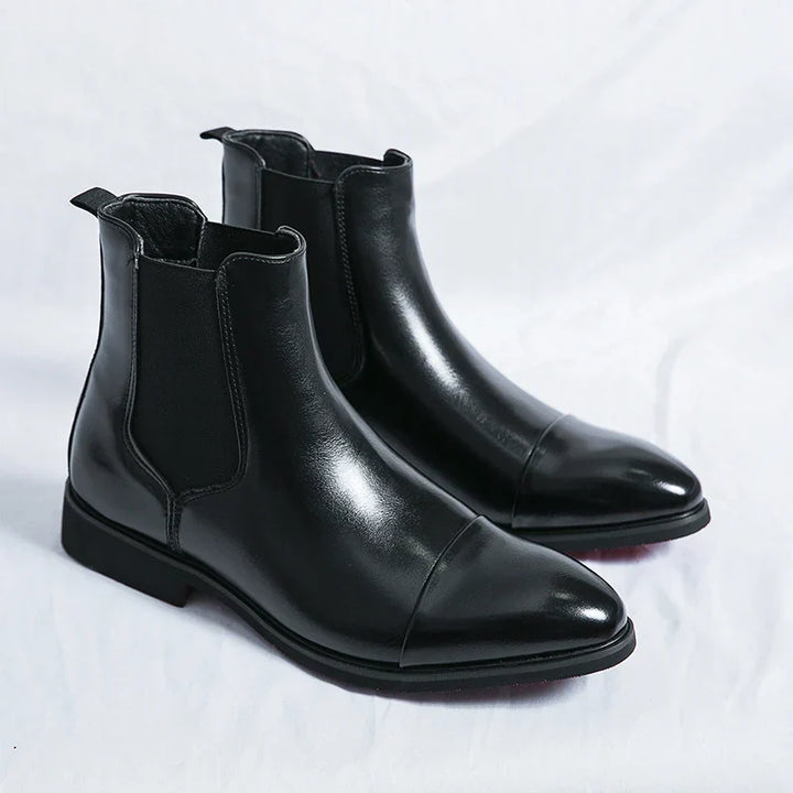 "Hochwertige Leder Chelsea Stiefel für Herren mit seitlichen Gummieinsätzen und profilierter Sohle, elegant und komfortabel."