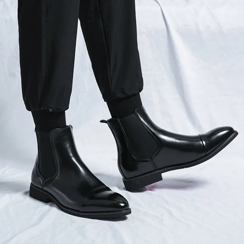 "Hochwertige Leder Chelsea Stiefel für Herren mit seitlichen Gummieinsätzen und profilierter Sohle, elegant und komfortabel."