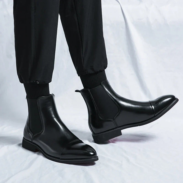 "Hochwertige Leder Chelsea Stiefel für Herren mit seitlichen Gummieinsätzen und profilierter Sohle, elegant und komfortabel."