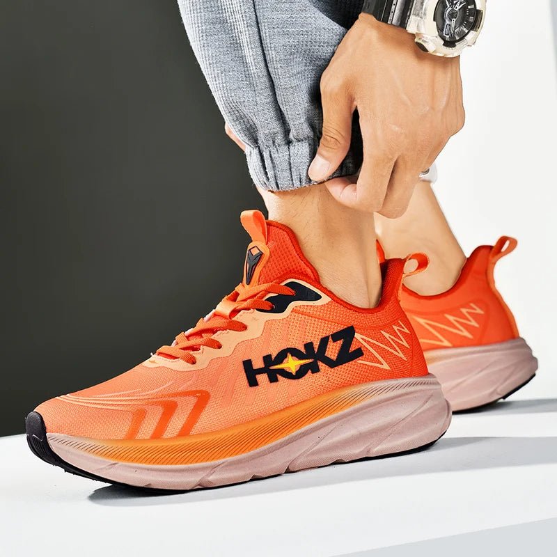 Orange Herren-Laufschuhe, atmungsaktiv, leicht, mit HOKZ-Logo, ideal für Sport und Fitness.