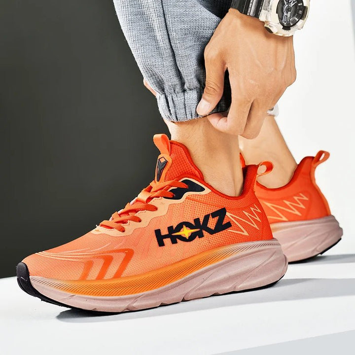 Orange Herren-Laufschuhe, atmungsaktiv, leicht, mit HOKZ-Logo, ideal für Sport und Fitness.