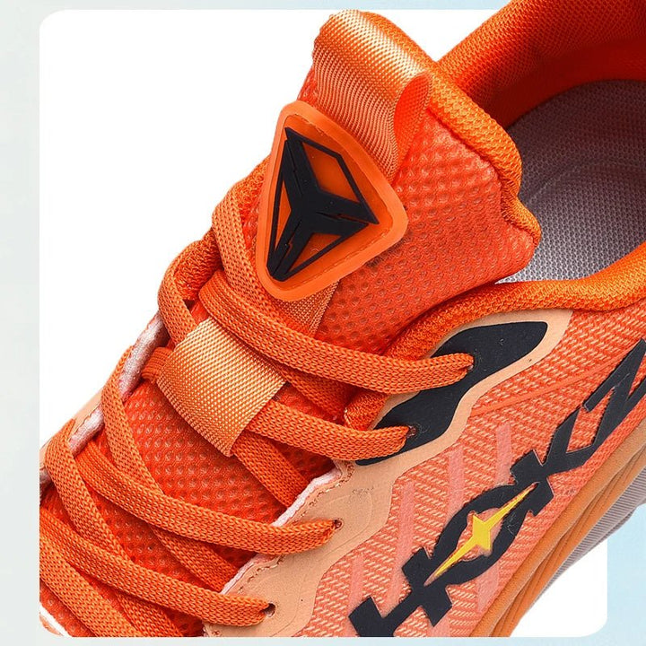 Orange Trainingsschuh, atmungsaktiv, mit Schnürsenkeln und Logo, ideal für Sport und Fitness.