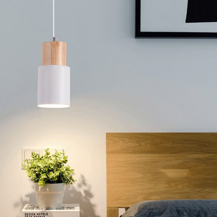 Moderne Hängelampe Holz Weiß Schlafzimmerbeleuchtung über Nachttisch mit Pflanze.