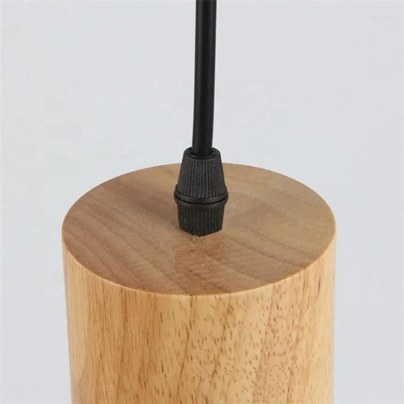 Hängelampe Holz zylindrisch, modernes Design, schwarzes Kabel, skandinavischer Stil.