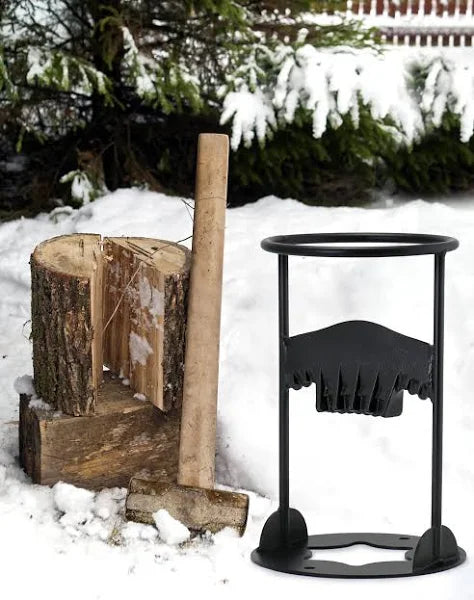 Holzspalter und Axt im Schnee, ideal für Brennholzspaltung im Winter, robustes Design.