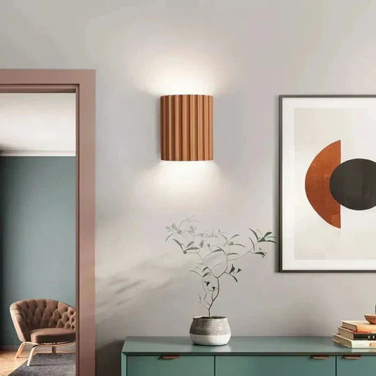 Braune LED-Wandlampe aus Holz im nordischen Stil, Schlafzimmerbeleuchtung, moderne Inneneinrichtung.