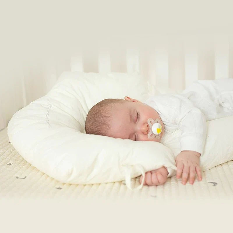 Hypoallergenes ergonomisches Baby-Kopfkissen, weich und atmungsaktiv, ideal für empfindliche Haut, unterstützt Kopf und Nacke