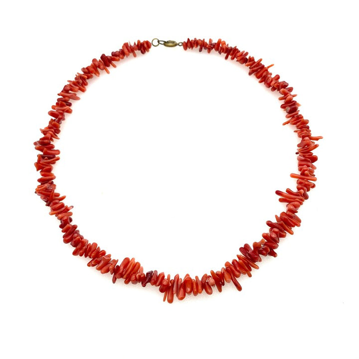 Rote Korallenkette, handgefertigt, Schmuck, Naturmaterial, elegantes Design, Damenaccessoire.