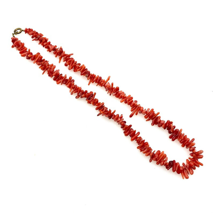 Rote Korallenkette, handgefertigt, Schmuck, Naturmaterial, elegantes Design, Damenaccessoire.