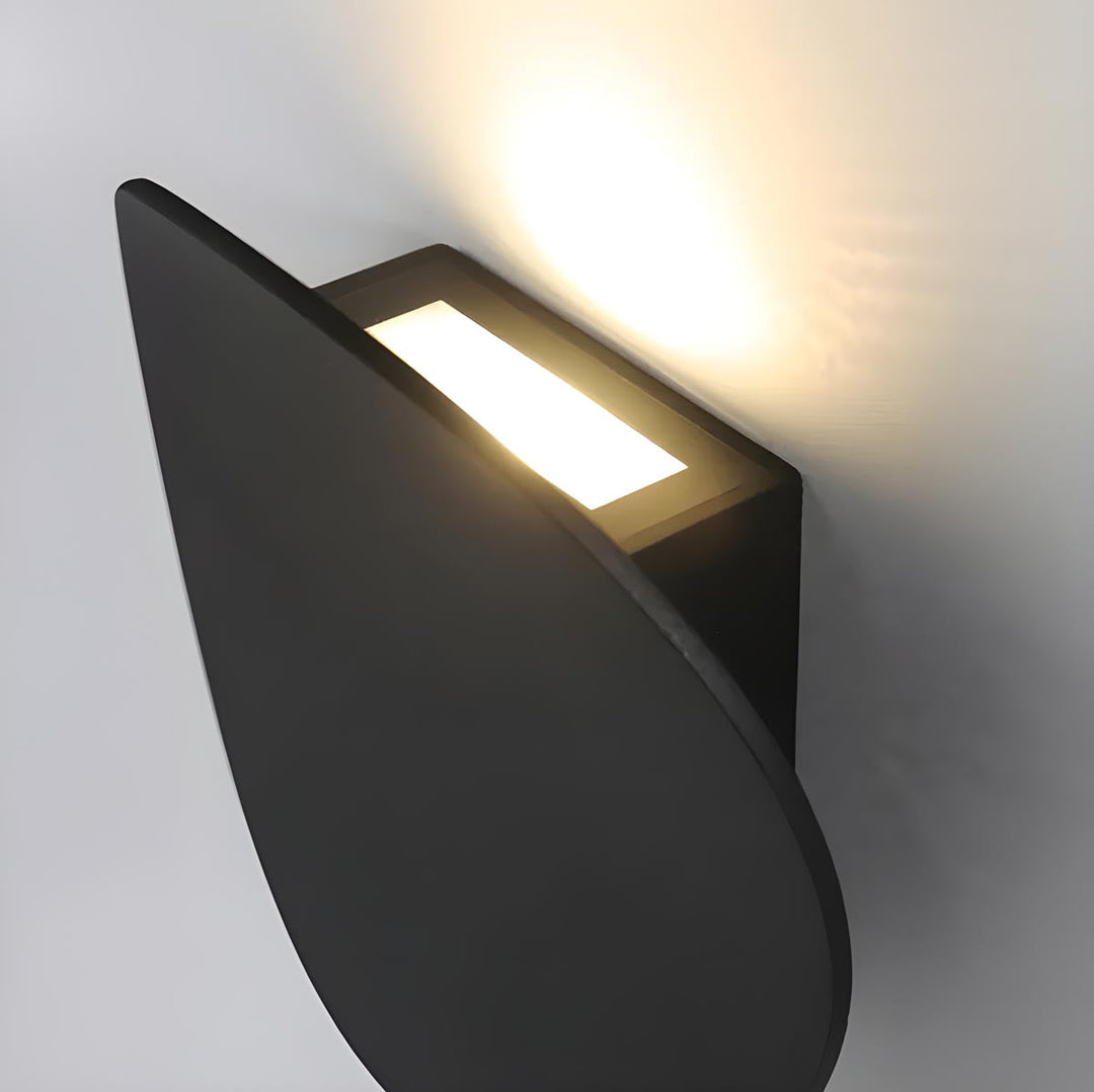 Moderne Wandlampe aus Aluminium in Schwarz oder Weiß
