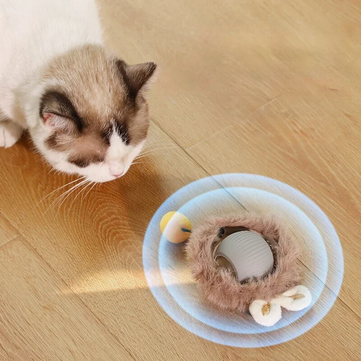 Interaktiver Katzenspielzeug-Ball, grau, mit beweglichem Schwanz für aktives Spielen und Jagdinstinkt-Förderung.