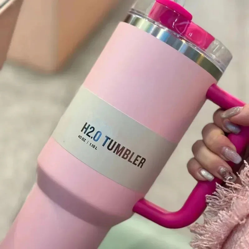 "Isolierter Edelstahl-Reisebecher 40oz, auslaufsicher, mit Griff und Strohhalm, passend für Getränkehalter, modernes Design."