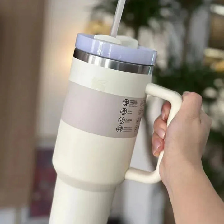 "Isolierter Edelstahl-Reisebecher 40oz, auslaufsicher, mit Griff und Strohhalm, passend für Getränkehalter, modernes Design."