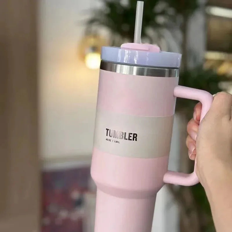 "Isolierter Edelstahl-Reisebecher 40oz, auslaufsicher, mit Griff und Strohhalm, passend für Getränkehalter, modernes Design."