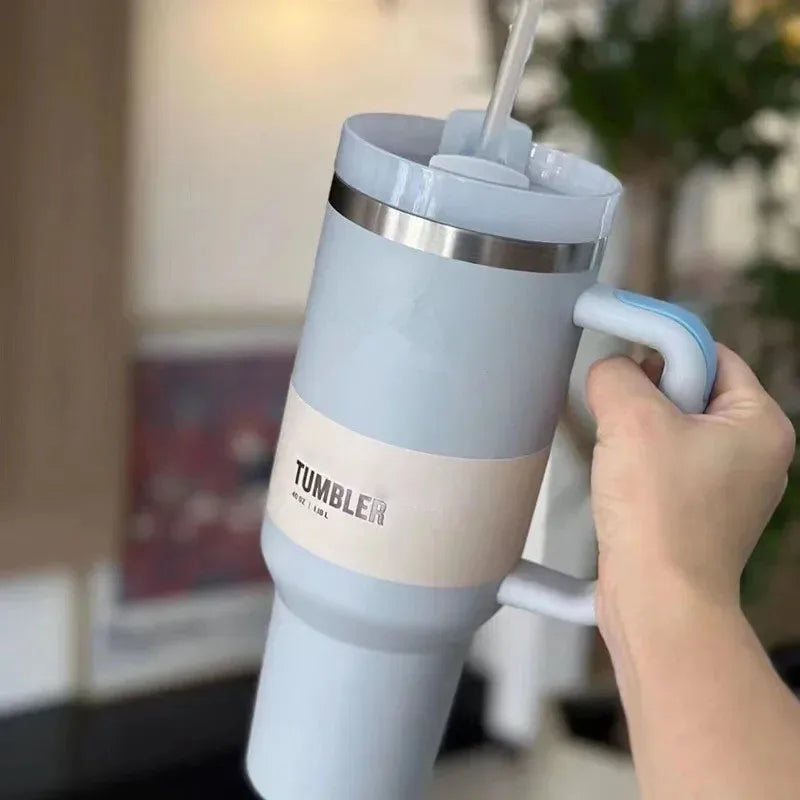 "Isolierter Edelstahl-Reisebecher 40oz, auslaufsicher, mit Griff und Strohhalm, passend für Getränkehalter, modernes Design."