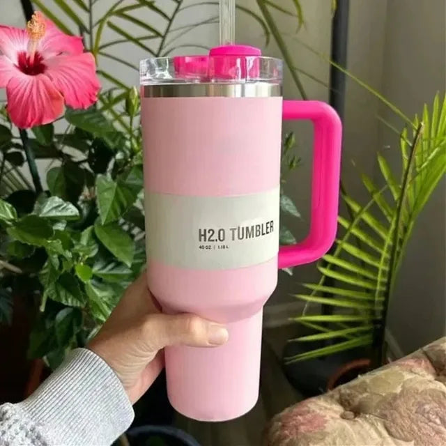 "Isolierter Edelstahl-Reisebecher 40oz, auslaufsicher, mit Griff und Strohhalm, passend für Getränkehalter, modernes Design."