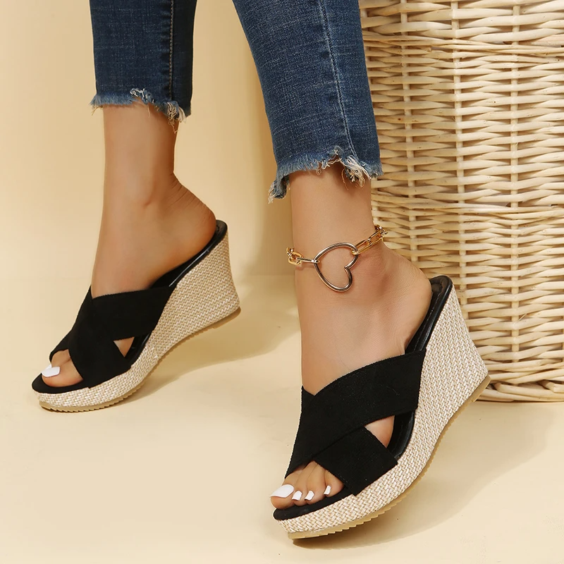 "JENNA orthopädische Damensandalen mit Keilabsatz, elegant und bequem, in Braun, Pink oder Schwarz verfügbar."