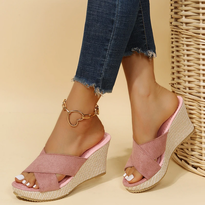"JENNA orthopädische Damensandalen mit Keilabsatz, elegant und bequem, in Braun, Pink oder Schwarz verfügbar."