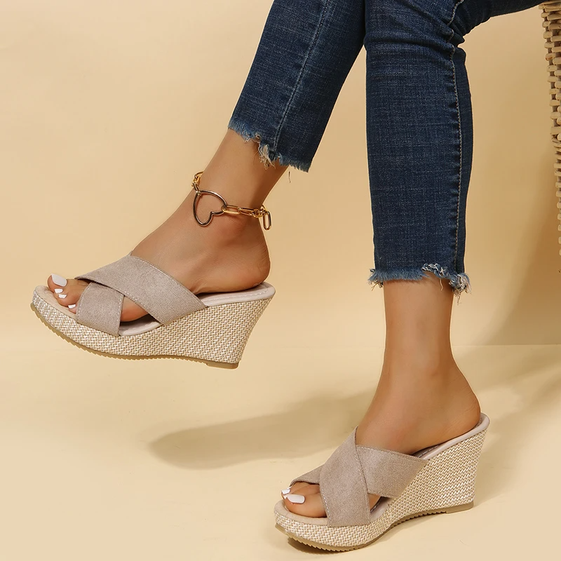 "JENNA orthopädische Damensandalen mit Keilabsatz, elegant und bequem, in Braun, Pink oder Schwarz verfügbar."