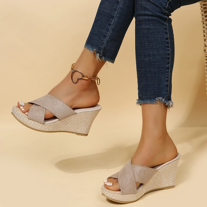 "JENNA orthopädische Damensandalen mit Keilabsatz, elegant und bequem, in Braun, Pink oder Schwarz verfügbar."