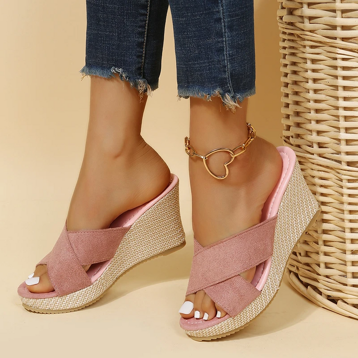 "JENNA orthopädische Damensandalen mit Keilabsatz, elegant und bequem, in Braun, Pink oder Schwarz verfügbar."