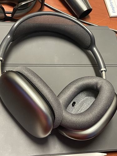 "Kabellose Bluetooth-Over-Ear-Kopfhörer mit Geräuschunterdrückung, gepolsterte Ohrmuscheln, stilvolles, komfortables Design."