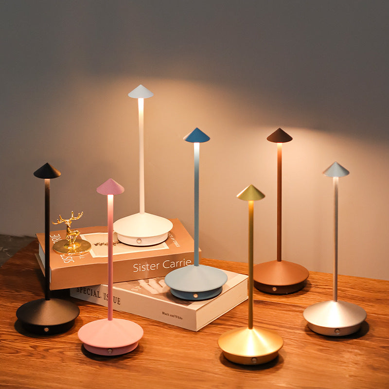 Kabellose LED Tischlampe, modernes Design, wiederaufladbar, dimmbar, stilvoll für Innen- und Außenanwendungen.