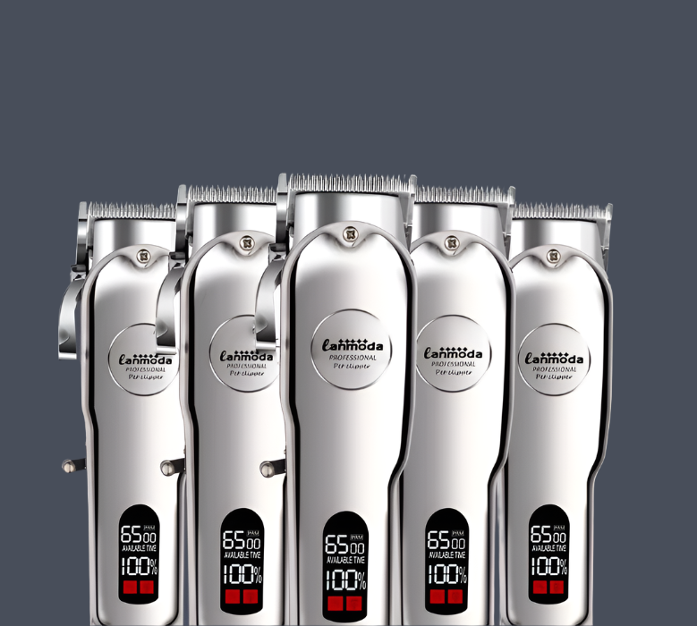 "Kabelloser Haustiertrimmer in Benutzung, geräuschloser Betrieb, ideal für Hunde und Katzen, inklusive Klingenaufsätze."