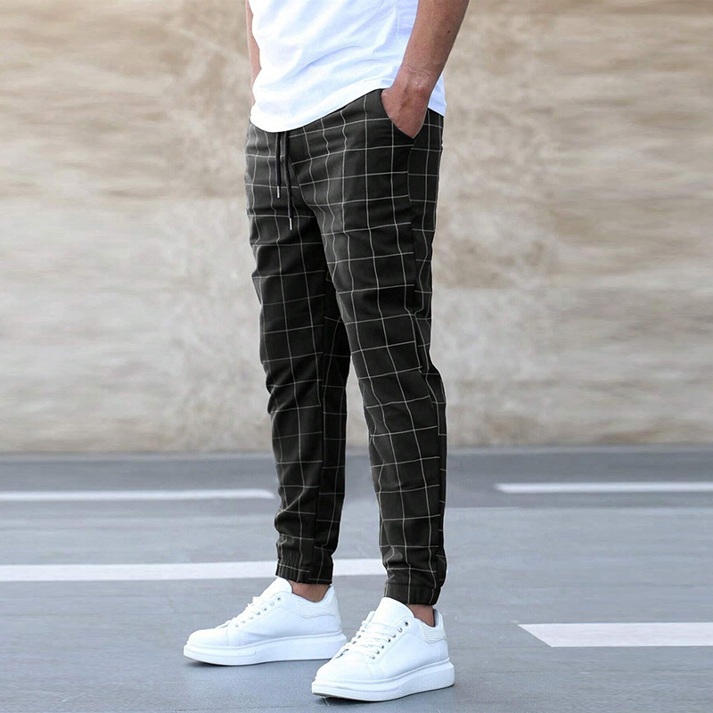 Karierte Herren Jogginghose mit modernem Design und praktischen Taschen, perfekte Mischung aus Komfort und Stil.