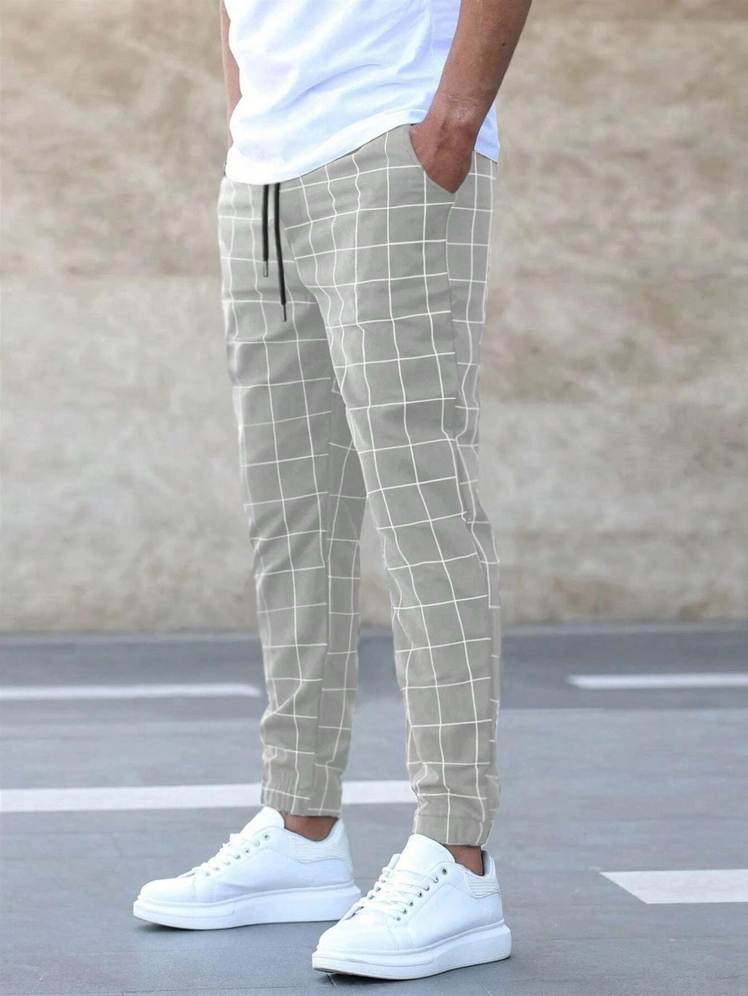 Karierte Herren Jogginghose mit modernem Design und praktischen Taschen, perfekte Mischung aus Komfort und Stil.